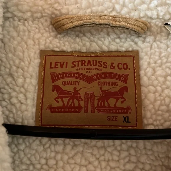 OPEN TO OFFERS Levi's Women's Tan Corduroy Jacket with Sherpa Lining SIZE XL - Picture 2 of 4